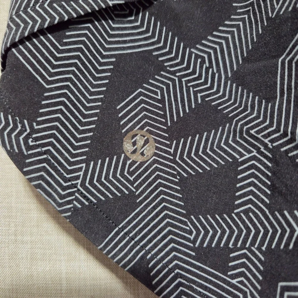 Lululemon Speed Up Short 2.5 Black White Geometric Chevron Print Size 8